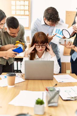 Bir grup iş adamı ofisteki ortağına bağırıyor..