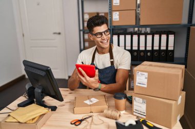 Genç bir İspanyol iş adamı ofisteki touchpad 'i kullanıyor.