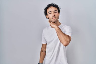 Hispanik bir adam arka planda duruyor. Bıçak gibi boğazını kesiyor, saldırganlığı şiddetle tehdit ediyor. 