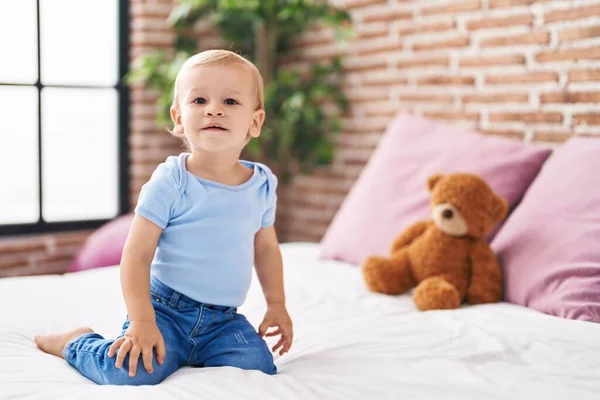 Liebenswertes Kleinkind Lächelt Selbstbewusst Bett Mit Teddybär Schlafzimmer — Stockfoto
