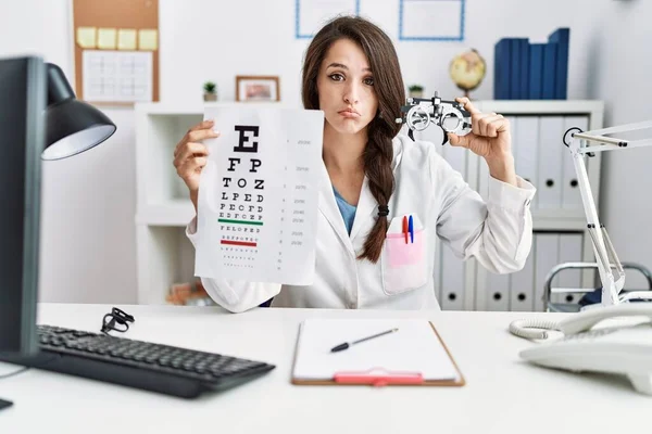 Ung Läkare Kvinna Hålla Optometri Glasögon Och Syn Test Kliniken — Stockfoto