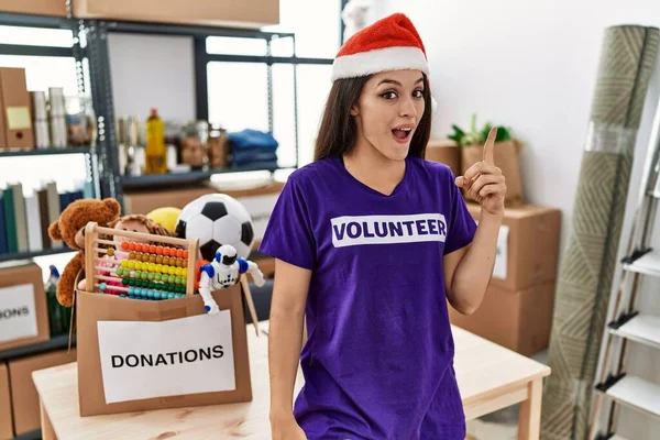 Gönüllü Tişört Noel Şapkası Giyen Genç Esmer Kadın Başarılı Bir — Stok fotoğraf