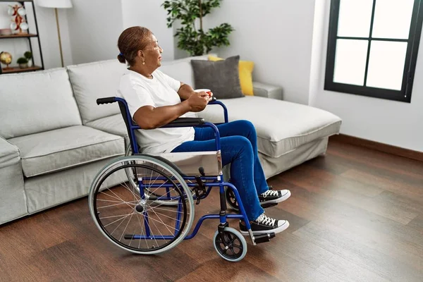 Ältere Afrikanisch Amerikanische Frau Trinkt Kaffee Rollstuhl Hause — Stockfoto