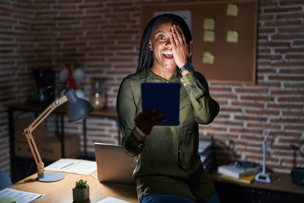 Afrika Kökenli Genç Bir Amerikalı Geceleri Ofiste Çalışıyor Bir Gözünü — Stok fotoğraf