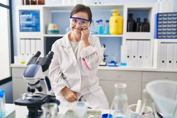 Hispanic Flicka Med Ner Syndrom Arbetar Forskare Laboratorium Ser Stressad — Stockfoto