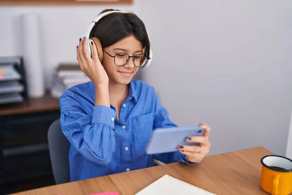 Schattige Spaanse Meisje Zakenman Kijken Video Smartphone Straat — Stockfoto