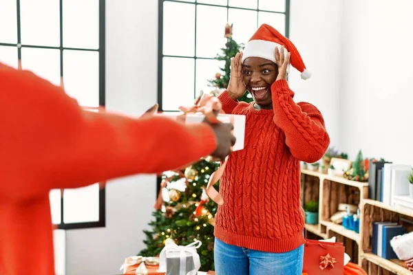 Homem Africano Surpreendendo Sua Namorada Com Presente Natal Casa — Fotografia de Stock