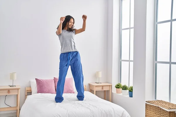 Junge Afroamerikanerin Lächelt Selbstbewusst Und Tanzt Schlafzimmer Auf Dem Bett — Stockfoto