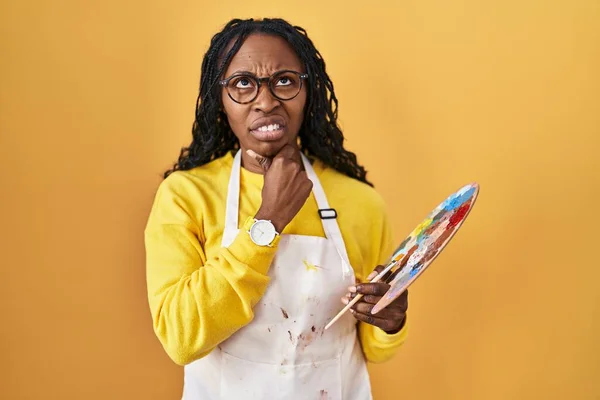 African Woman Holding Painter Palette Thinking Worried Question Concerned Nervous — Stock Photo, Image