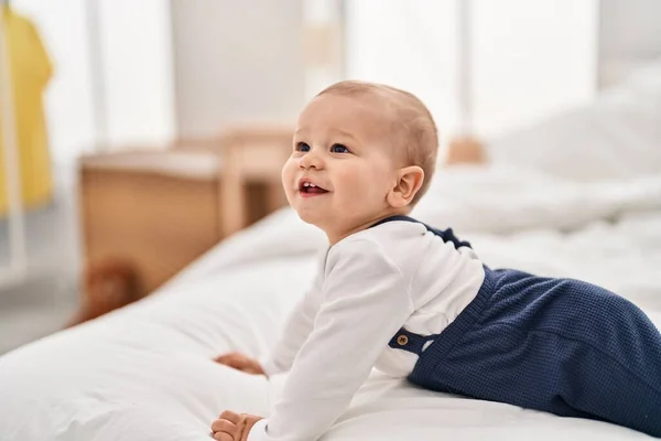 Suloinen Lapsi Hymyilee Luottavainen Indeksointi Sängyssä Makuuhuoneessa — kuvapankkivalokuva