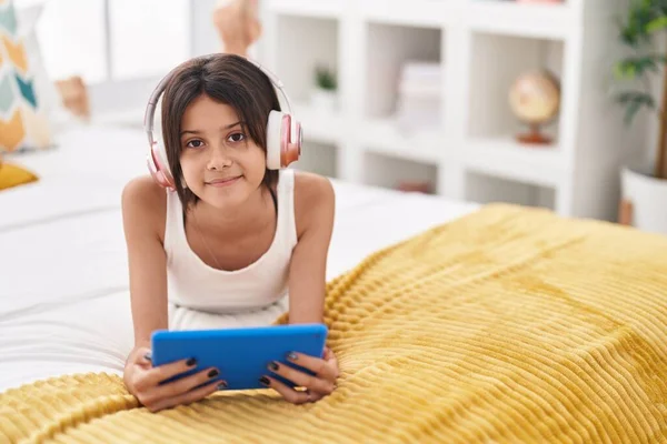 Entzückende Hispanische Mädchen Video Auf Touchpad Liegend Auf Bett Schlafzimmer — Stockfoto