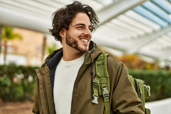 Bonito Homem Hispânico Sorrindo Para Cidade — Fotografia de Stock