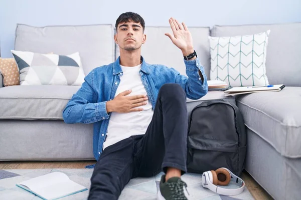 Young Hispanic Man Sitting Floor Studying University Swearing Hand Chest — Stock Photo, Image