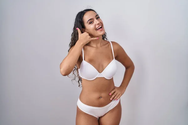 Ung Latinamerikansk Kvinna Klädd Vita Underkläder Leende Gör Telefongest Med — Stockfoto