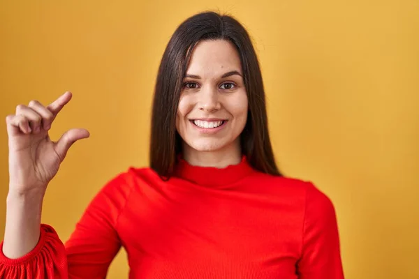 Mujer Hispana Joven Pie Sobre Fondo Amarillo Sonriente Seguro Gesto — Foto de Stock