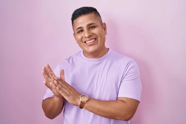 Young Hispanic Man Standing Pink Background Clapping Applauding Happy Joyful — Stock Photo, Image