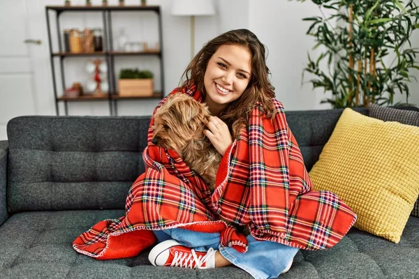 Jovem Bela Mulher Hispânica Abraçando Cão Sentado Sofá Casa — Fotografia de Stock