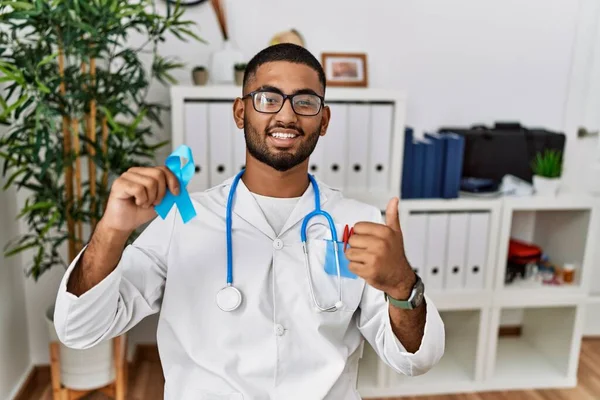 Mavi Kurdele Tutan Genç Hintli Doktor Mutlu Pozitif Gülümsüyor Başparmağıyla — Stok fotoğraf