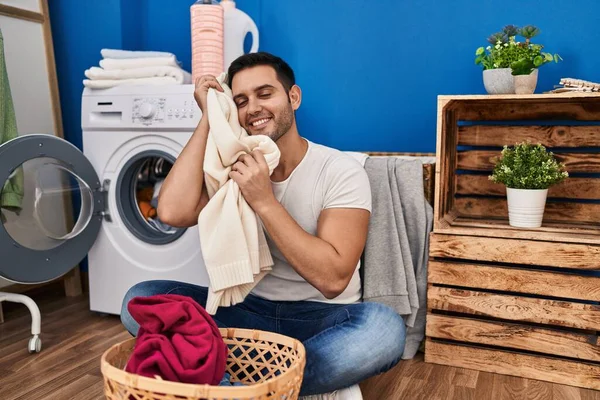 Joven Hombre Hispano Tocando Cara Con Ropa Suave Lavandería — Foto de Stock