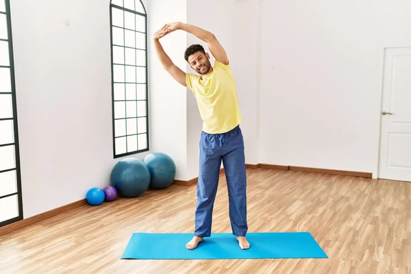 Joven Árabe Deportista Sonriendo Feliz Entrenamiento Yoga Centro Deportivo — Foto de Stock