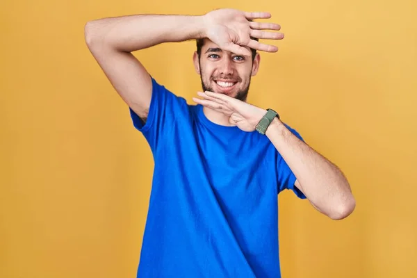 Ein Spanischer Mann Mit Bart Steht Vor Gelbem Hintergrund Und — Stockfoto