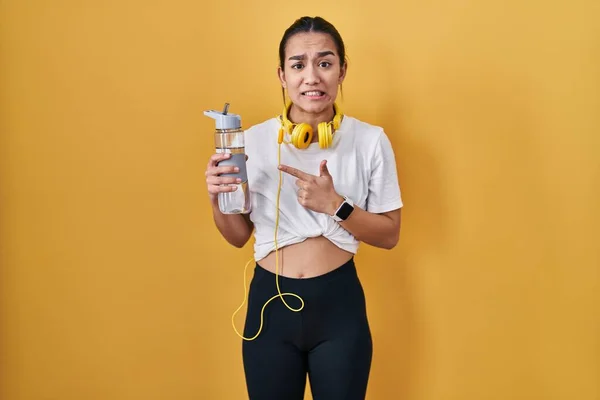 Joven Mujer Del Sur Asiático Usando Ropa Deportiva Agua Potable —  Fotos de Stock
