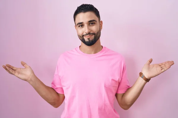 Hispanic Ung Man Står Över Rosa Bakgrund Aningslös Och Förvirrad — Stockfoto