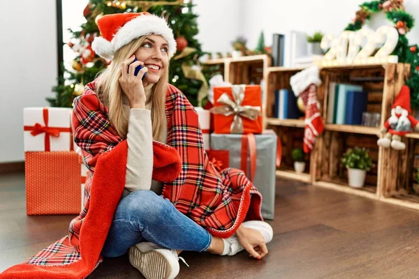 Jovem Loira Falando Smartphone Sentado Árvore Natal Casa — Fotografia de Stock