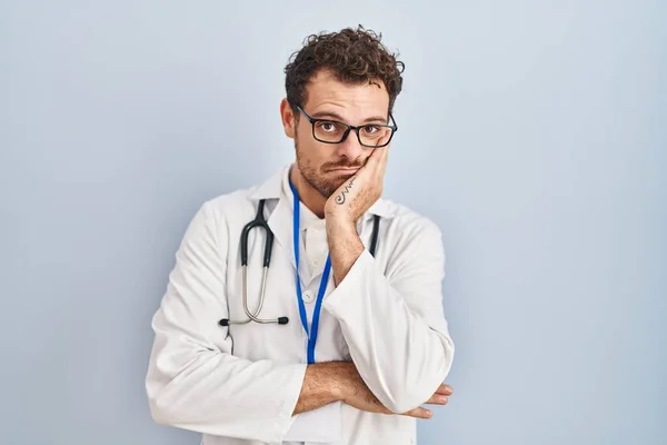 Young Hispanic Man Wearing Doctor Uniform Stethoscope Thinking Looking Tired — Stock Photo, Image