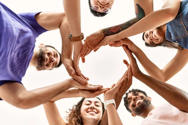 Grupo Jóvenes Amigos Haciendo Círculo Símbolo Con Las Manos Juntas — Foto de Stock