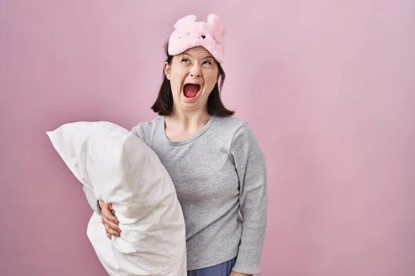 Mujer Con Síndrome Con Máscara Dormir Abrazando Almohada Enojado Loco —  Fotos de Stock