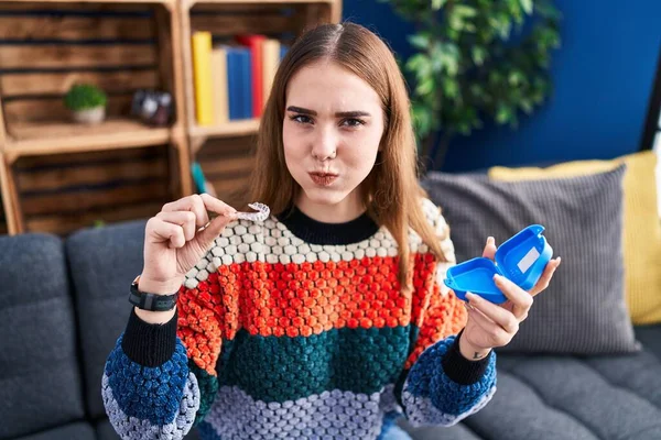 Ung Latinamerikansk Flicka Som Håller Osynliga Upprätt Ortodontiska Puffande Kinder — Stockfoto