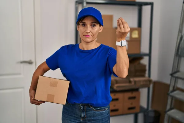 Middle Age Brunette Woman Working Wearing Delivery Uniform Cap Doing — Stok fotoğraf