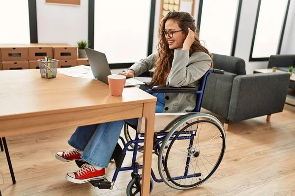 Νεαρή Όμορφη Ισπανόφωνη Επιχειρηματίας Χρησιμοποιώντας Φορητό Υπολογιστή Κάθεται Αναπηρική Καρέκλα — Φωτογραφία Αρχείου