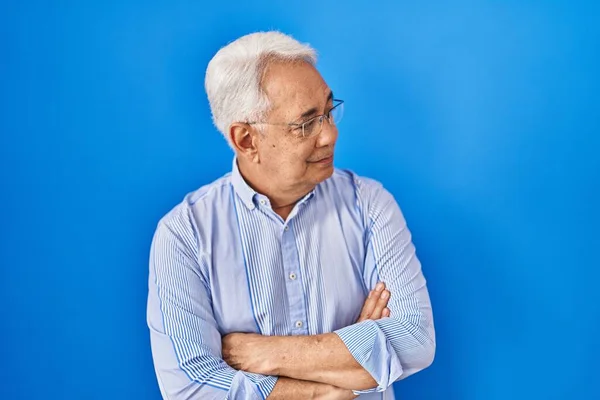 Hombre Mayor Hispano Con Gafas Mirando Lado Con Los Brazos —  Fotos de Stock