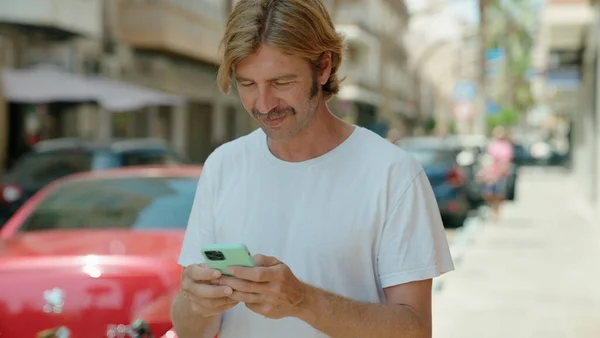 Joven Hombre Rubio Sonriendo Confiado Usando Teléfono Inteligente Calle —  Fotos de Stock