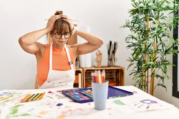 Hispanic Kvinna Konst Studio Lider Huvudvärk Desperat Och Stressad Grund — Stockfoto