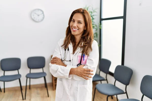 Die Hispanische Ärztin Mittleren Alters Wartezimmer Lächelt Glücklich Mit Verschränkten — Stockfoto