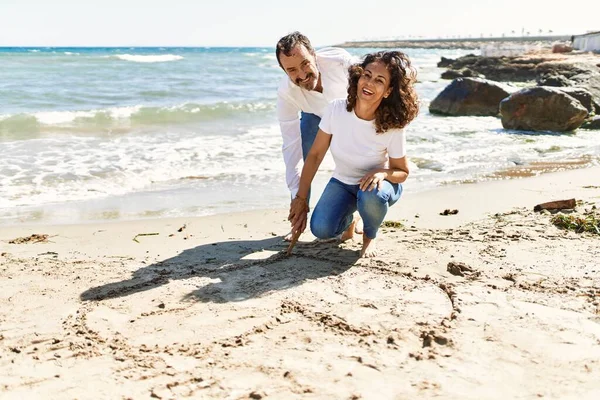 Middelbare Leeftijd Latijns Amerikaans Paar Glimlachend Gelukkig Tekenend Hart Het — Stockfoto