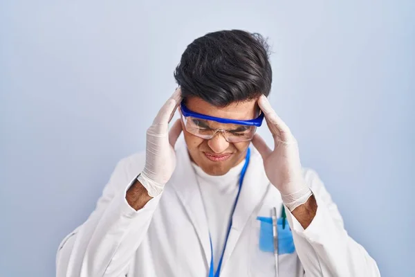 西班牙裔人作为科学家 因为压力而手拉手地工作 头痛医头 偏头痛 — 图库照片