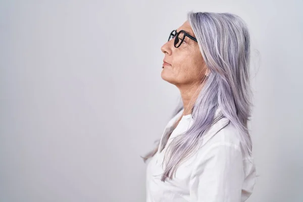 Mujer Mediana Edad Con Tatuajes Con Gafas Pie Sobre Fondo —  Fotos de Stock