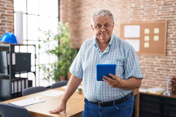Μεσήλικας Γκριζομάλλης Επιχειρηματίας Χαμογελά Αυτοπεποίθηση Χρησιμοποιώντας Touchpad Στο Γραφείο — Φωτογραφία Αρχείου