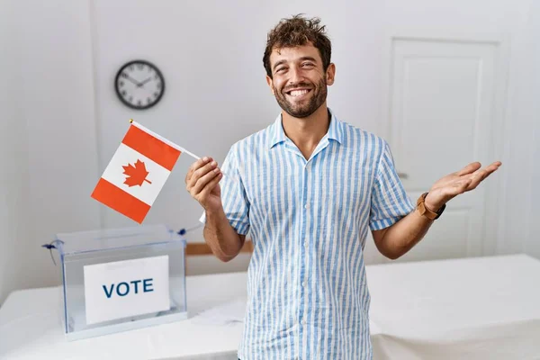 Молодой Красивый Мужчина Выборах Политическую Кампанию Держит Флаг Канады Празднуя — стоковое фото