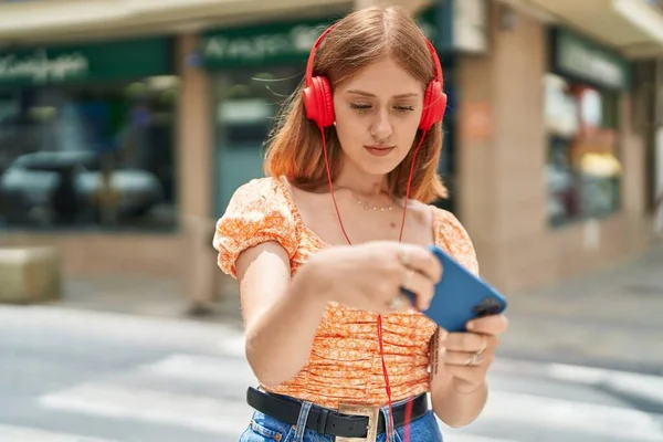 Young Redhead Woman Playing Video Game Street — ストック写真
