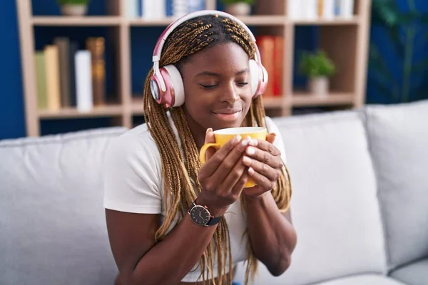 Afro Amerikaanse Vrouw Luisteren Naar Muziek Drinken Koffie Thuis — Stockfoto