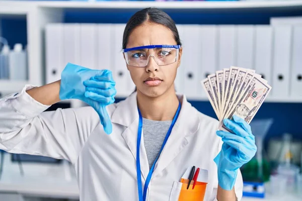 Молодая Бразилька Работающая Научной Лаборатории Держит Деньги Разгневанным Лицом Негативный — стоковое фото