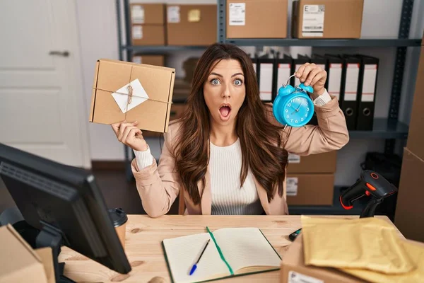 Giovane Donna Bruna Che Lavora Presso Commercio Piccole Imprese Tenendo — Foto Stock