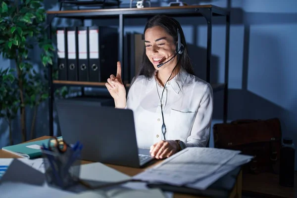 Jonge Brunette Vrouw Dragen Call Center Agent Headset Werken Laat — Stockfoto