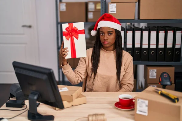 Молодой Африканский Американец Косичками Работающий Электронной Коммерции Малого Бизнеса Рождество — стоковое фото