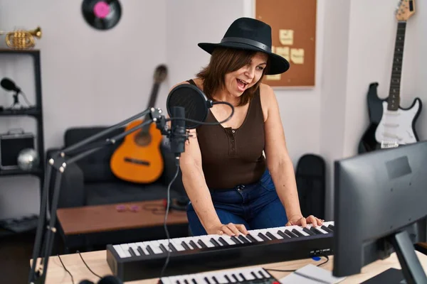 Middle Age Woman Musician Singing Song Playing Piano Music Studio —  Fotos de Stock